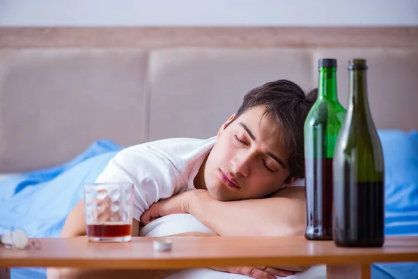 Yatakta içen alkolik adam depresyona giriyor. — Stok fotoğraf