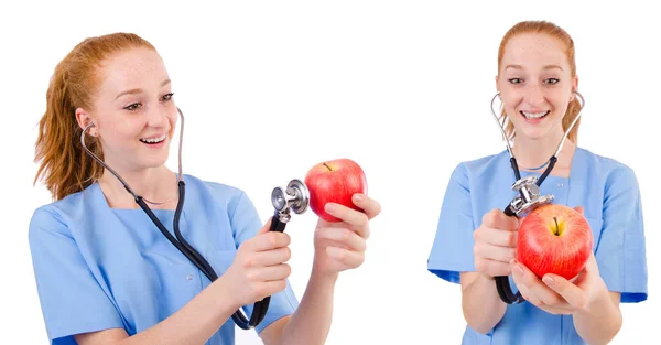 Grazioso dottore in uniforme blu con stetoscopio e mela isola — Foto Stock