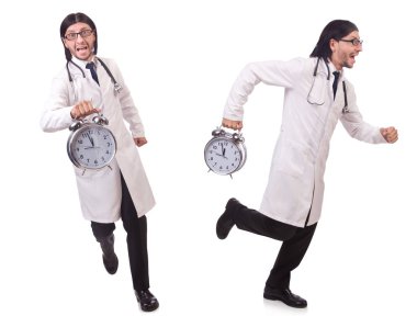 Saati olan doktor beyaza izole edilmiş.