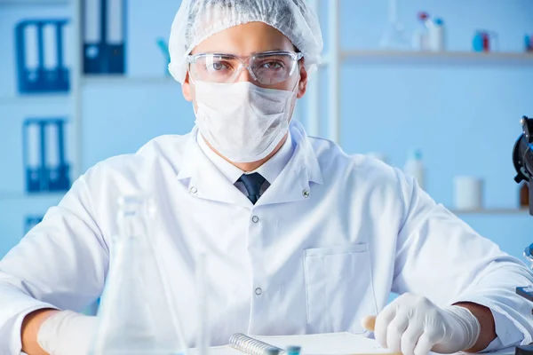 Vrouwelijke wetenschapper onderzoeker voert een experiment uit in een laboratorium — Stockfoto