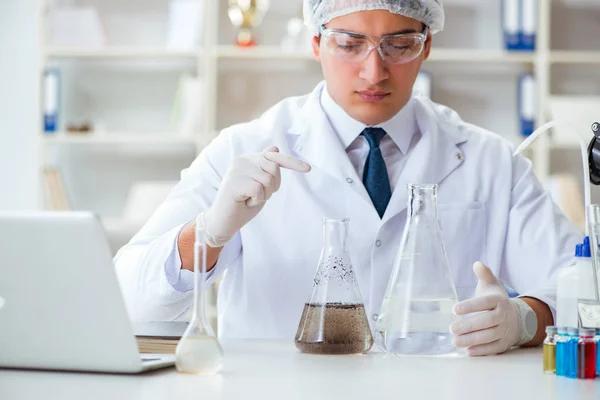 Científico joven investigador haciendo una prueba de contaminación de agua expe — Foto de Stock