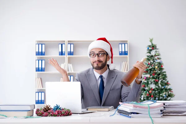 Giovane uomo d'affari che celebra il Natale in ufficio — Foto Stock