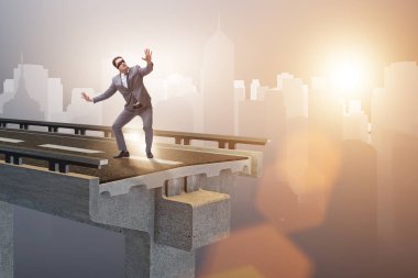 Bozuk köprüyle belirsizlik konsepti içinde iş adamı