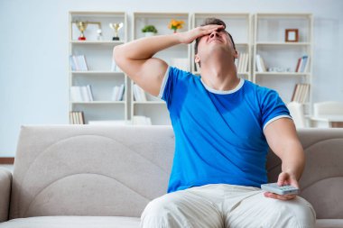 Adamın evde aşırı derecede terlemesi ve kötü kokması.