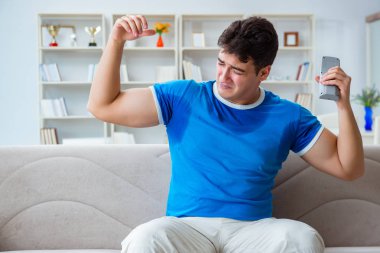 Adamın evde aşırı derecede terlemesi ve kötü kokması.