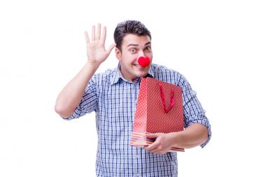 Kırmızı burunlu komik bir adam bir alışveriş çantası hediye tutuyor.