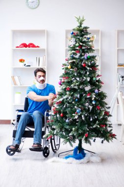 Sakatlanan adam Noel 'i evde kutluyor