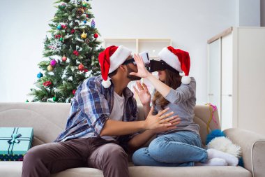 Noel 'de sanal gerçeklik gözlüğü kullanan mutlu bir aile.