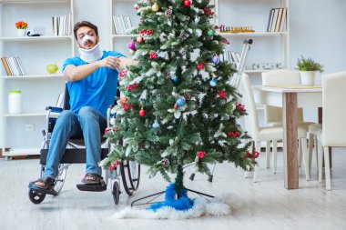 Sakatlanan adam Noel 'i evde kutluyor