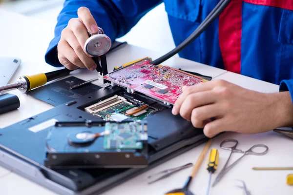Reparatör som arbetar med teknisk support fastställande dator laptop tr — Stockfoto