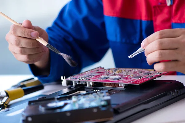 Reparaturarbeiter im technischen Support Reparatur Computer Laptop tr — Stockfoto