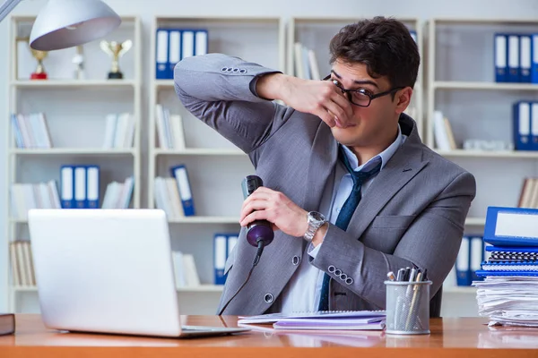 Empresário suando excessivamente mal cheiro no escritório no workp — Fotografia de Stock