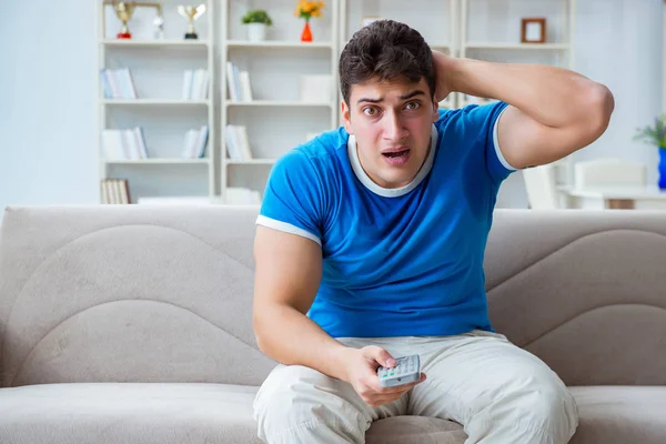 Uomo sudare eccessivamente cattivo odore a casa — Foto Stock