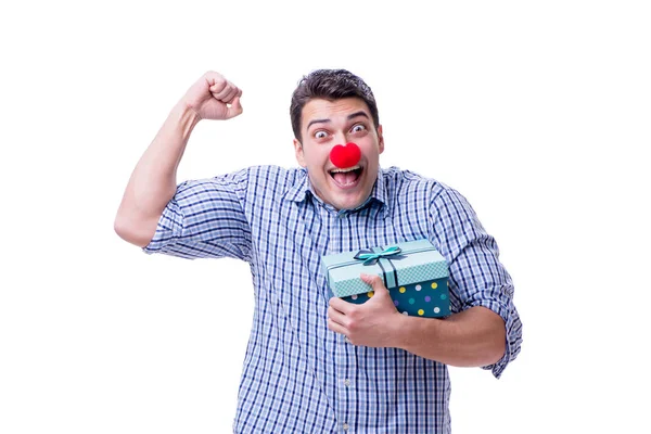 Kırmızı burunlu komik bir adam bir alışveriş çantası hediye tutuyor.