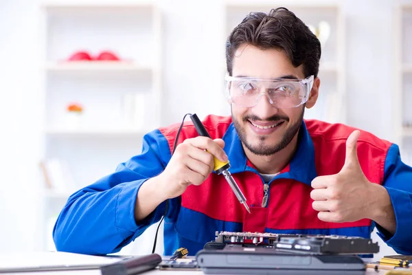 Reparaturarbeiter im technischen Support Reparatur Computer Laptop tr — Stockfoto