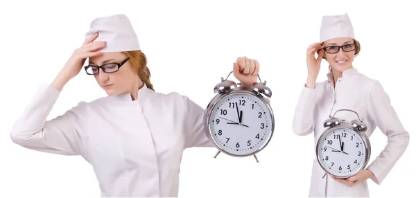 Attraktiv kvinna läkare med stora klocka isolerad på vit — Stockfoto