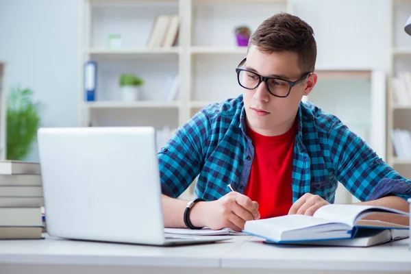 Jovem adolescente se preparando para exames estudando em uma mesa dentro de casa — Fotografia de Stock