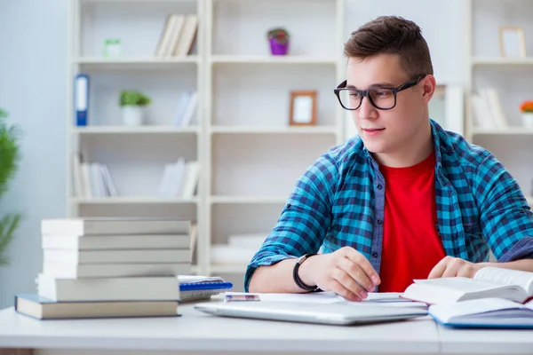 Fiatal tinédzser készül vizsgák tanul egy íróasztal belsejében — Stock Fotó