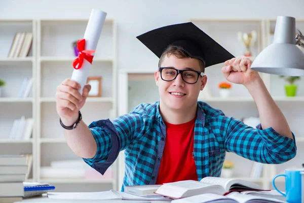 Jovem adolescente se preparando para exames estudando em uma mesa dentro de casa — Fotografia de Stock