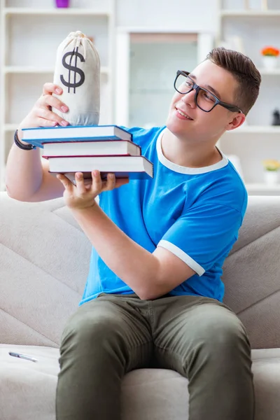 Ung student förbereder sig för tentor studera hemma i en soffa — Stockfoto