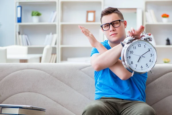 Estudiante joven preparándose para los exámenes que estudian en casa en un sofá — Foto de Stock