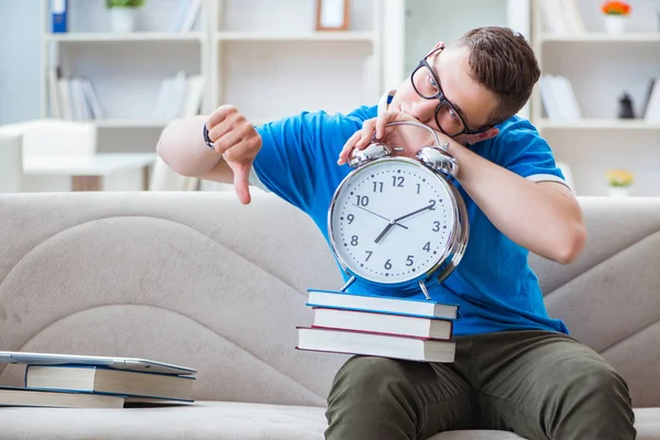 Jovem estudante se preparando para exames estudando em casa em um sofá — Fotografia de Stock