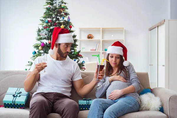 Jeune famille attend bébé célébrant Noël — Photo