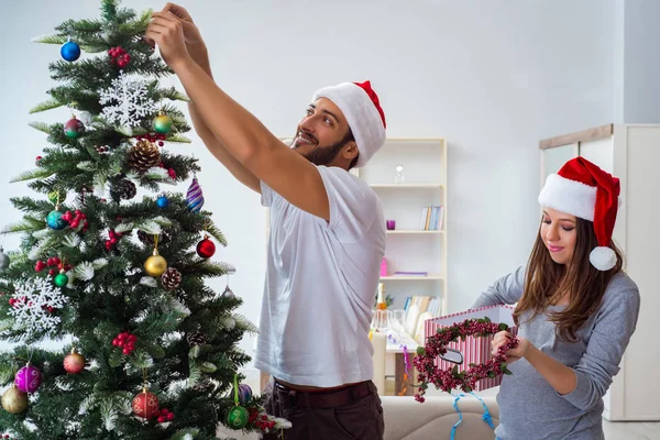 Genç aile Noel 'i kutlayan bir bebek bekliyor. — Stok fotoğraf