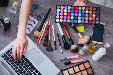 Makyaj aksesuarlarıyla moda blogcusu