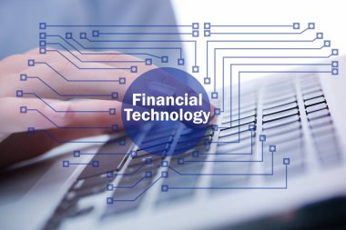 Finans teknolojileri fintech kavramı içinde laptop üzerinde eller