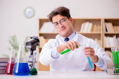 Çılgın bilim adamı bir laboratuarda deneyler yapıyor.