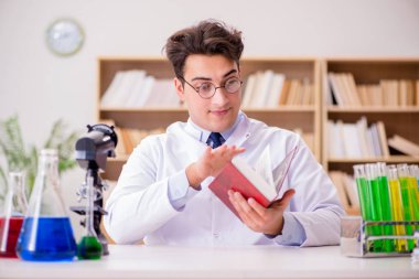 Çılgın bilim adamı bir laboratuarda deneyler yapıyor.