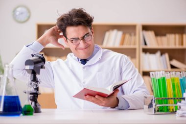 Çılgın bilim adamı bir laboratuarda deneyler yapıyor.