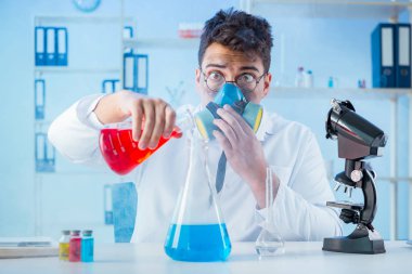 Laboratuvarda çalışan çılgın bir kimyager.