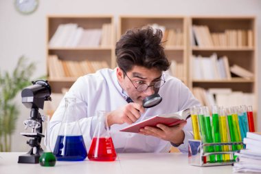 Çılgın bilim adamı bir laboratuarda deneyler yapıyor.