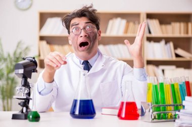 Çılgın bilim adamı bir laboratuarda deneyler yapıyor.