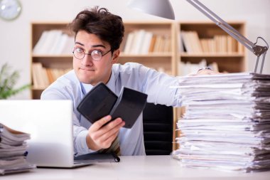 Ofiste çalışan komik muhasebeci.