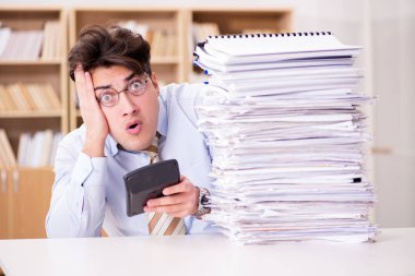 Ofiste çalışan komik muhasebeci.