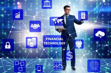 Fintech konseptinde düğmelere basan iş adamı