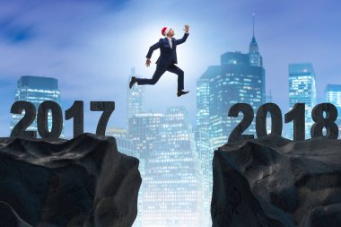 2017 'den 2018' e atlayan Noel Baba şapkalı bir iş adamı.