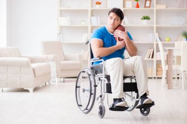 Genç Amerikalı futbolcu tekerlekli sandalyede iyileşiyor.