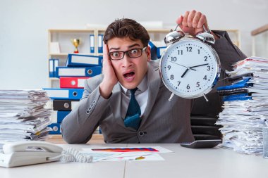 İş adamı aşırı çalışma nedeniyle teslim tarihini kaçırıyor