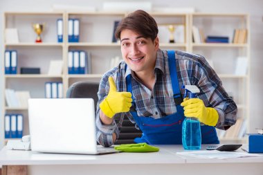 Ofiste çalışan erkek temizlikçi.