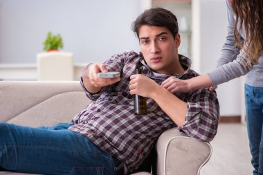 Genç bir aile kavramında içki sorunu yaşayan sarhoş bir koca.