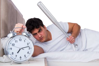Yatakta uykusuzluk çeken bir adam.