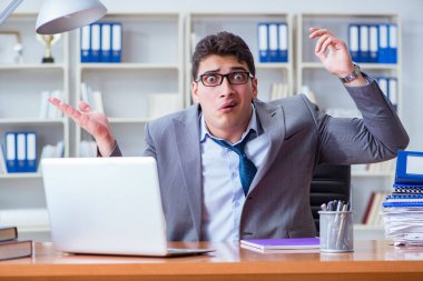 İşadamı işyerinde aşırı derecede terliyor ve kötü kokuyor.