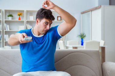 Adamın evde aşırı derecede terlemesi ve kötü kokması.