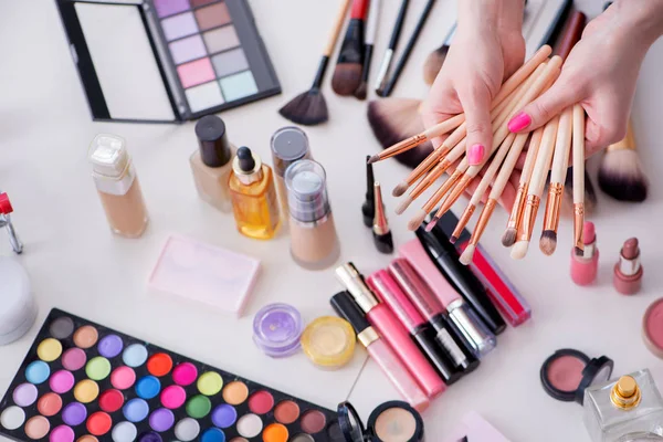 Masada gösterilen makyaj ürünlerinin koleksiyonu