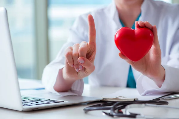 Medico controllando il cuore nel concetto medico — Foto Stock