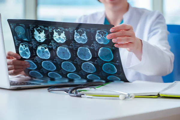 Médico examinando imagen de resonancia magnética en hospital — Foto de Stock